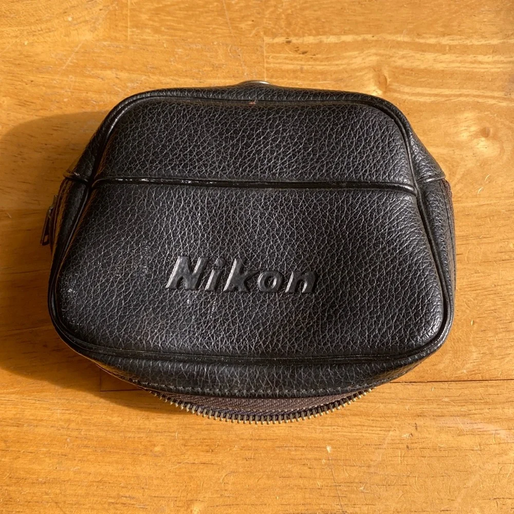 Vintage Nikon 3,5” case vintage with hole, the zipper is still working